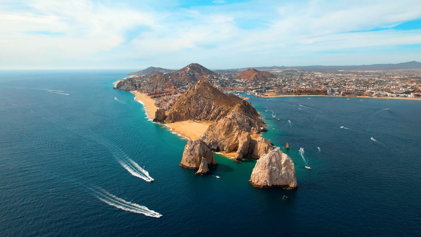 Vista aérea del Arco de Cabo San Lucas y la bahía con cielo despejado